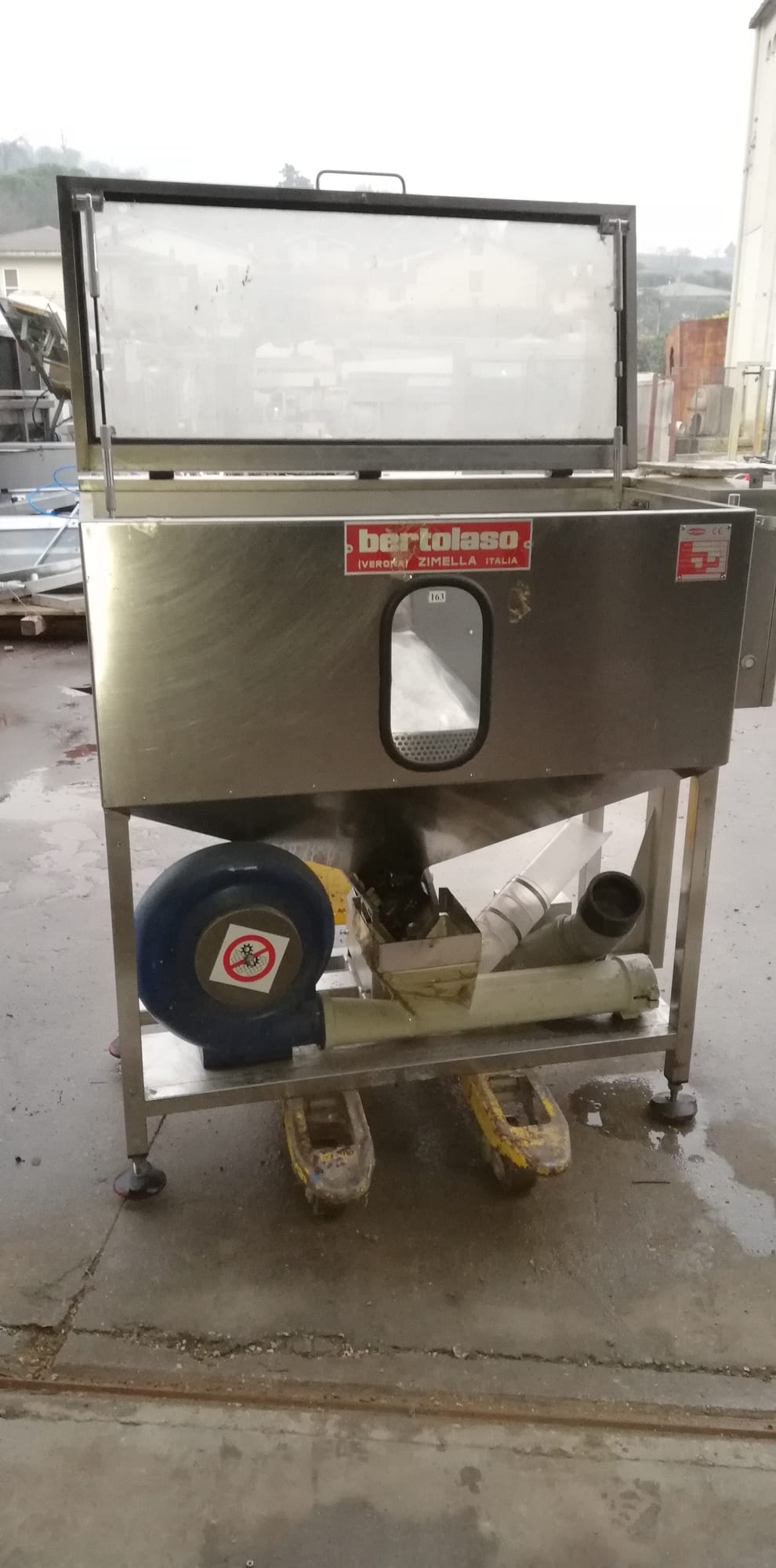 Bertolaso air-blown cork feeder