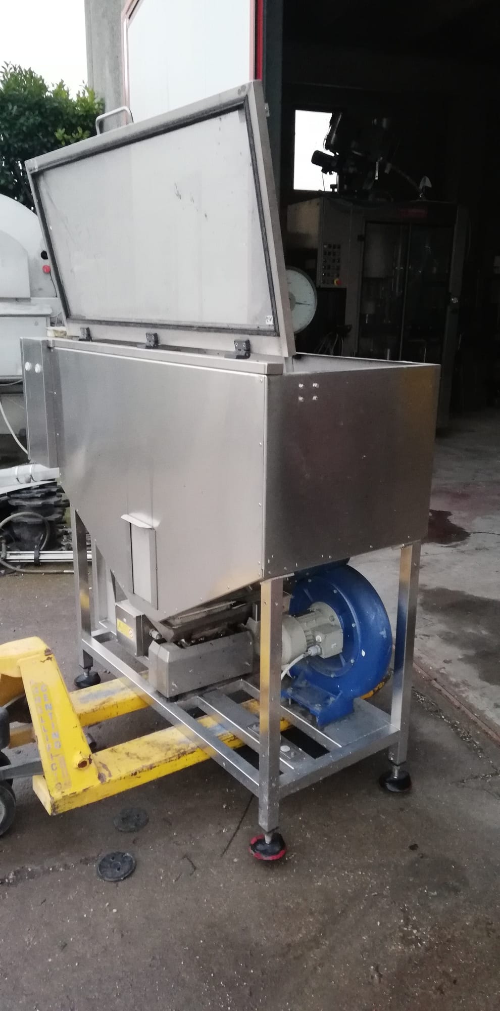Bertolaso air-blown cork feeder