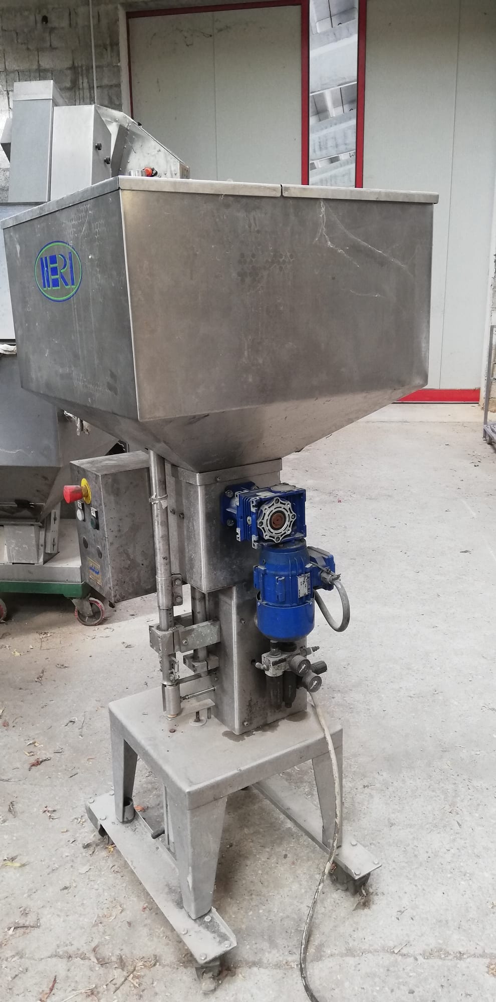 Neri straight-cork feeder