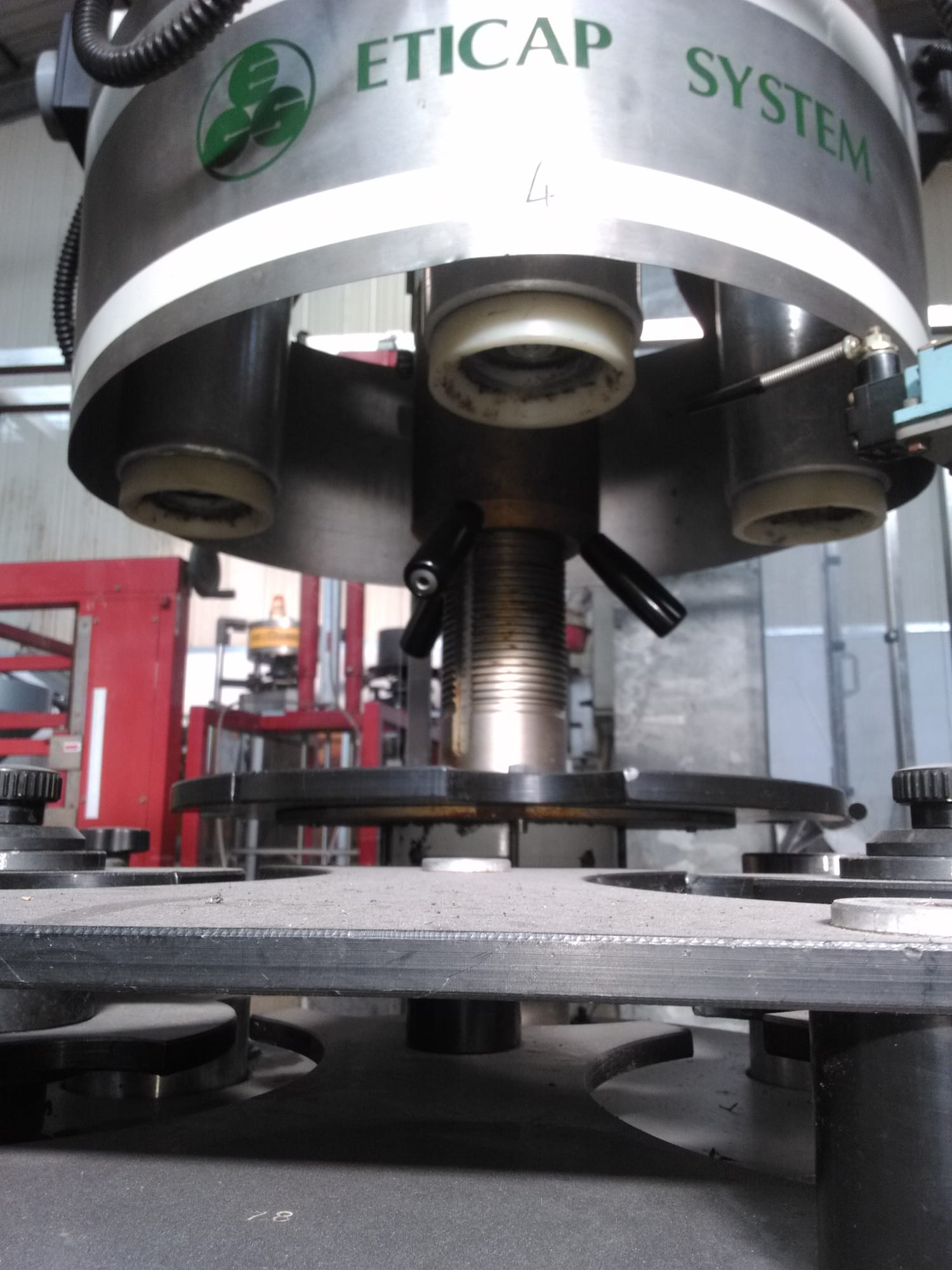 Eticap System polylaminate capsule dispenser-smoother