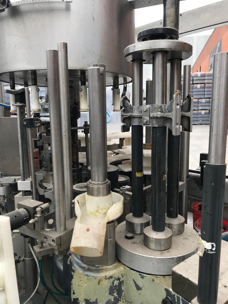 AVE 8-head rotary labeller