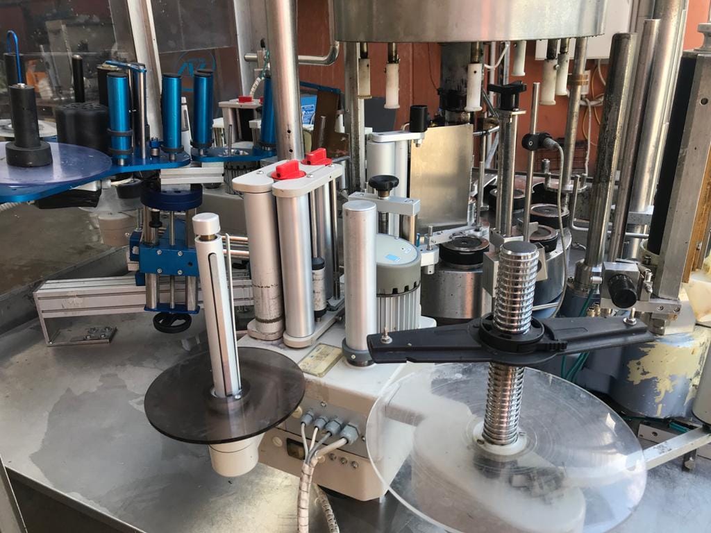 AVE 8-head rotary labeller