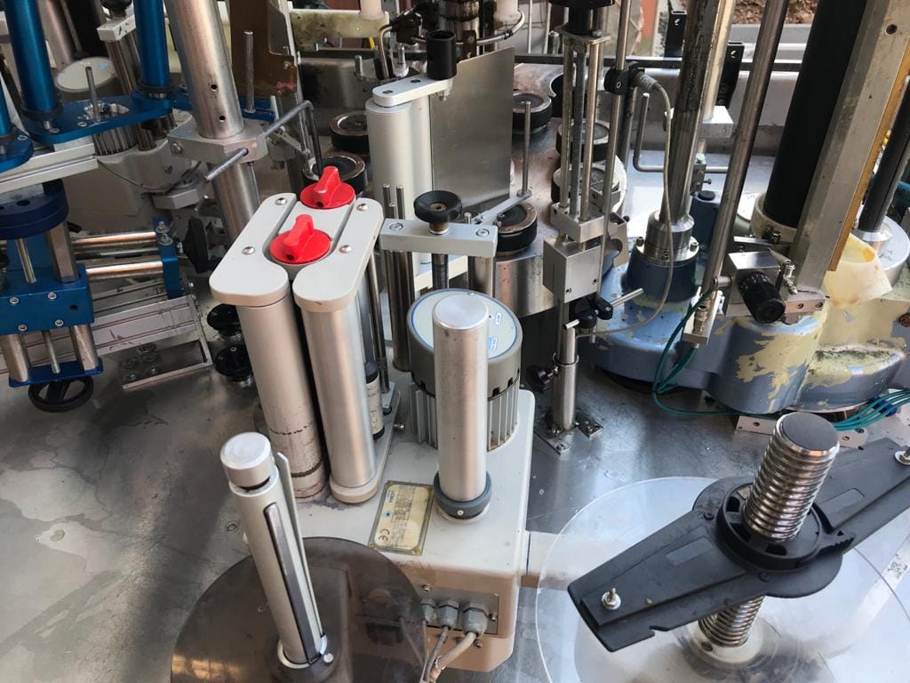 AVE 8-head rotary labeller