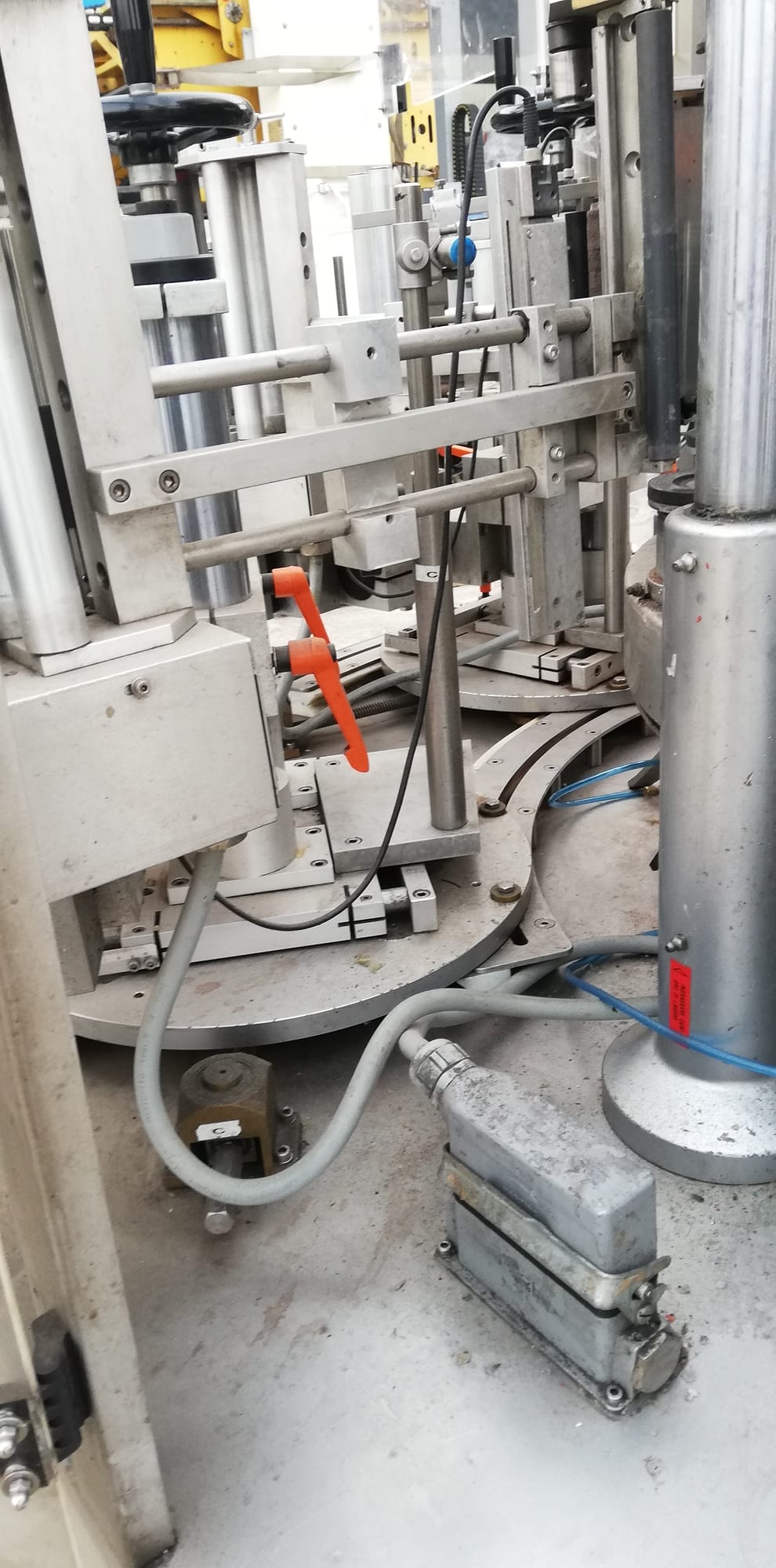 Kosme 9-head rotary labeller