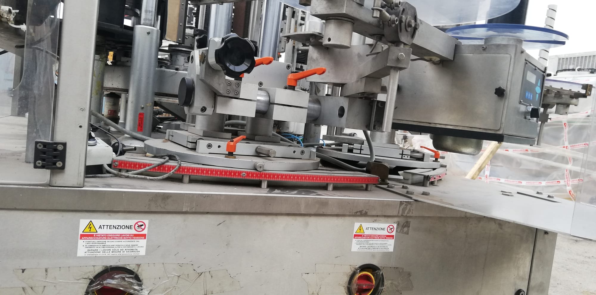 Kosme 9-head rotary labeller