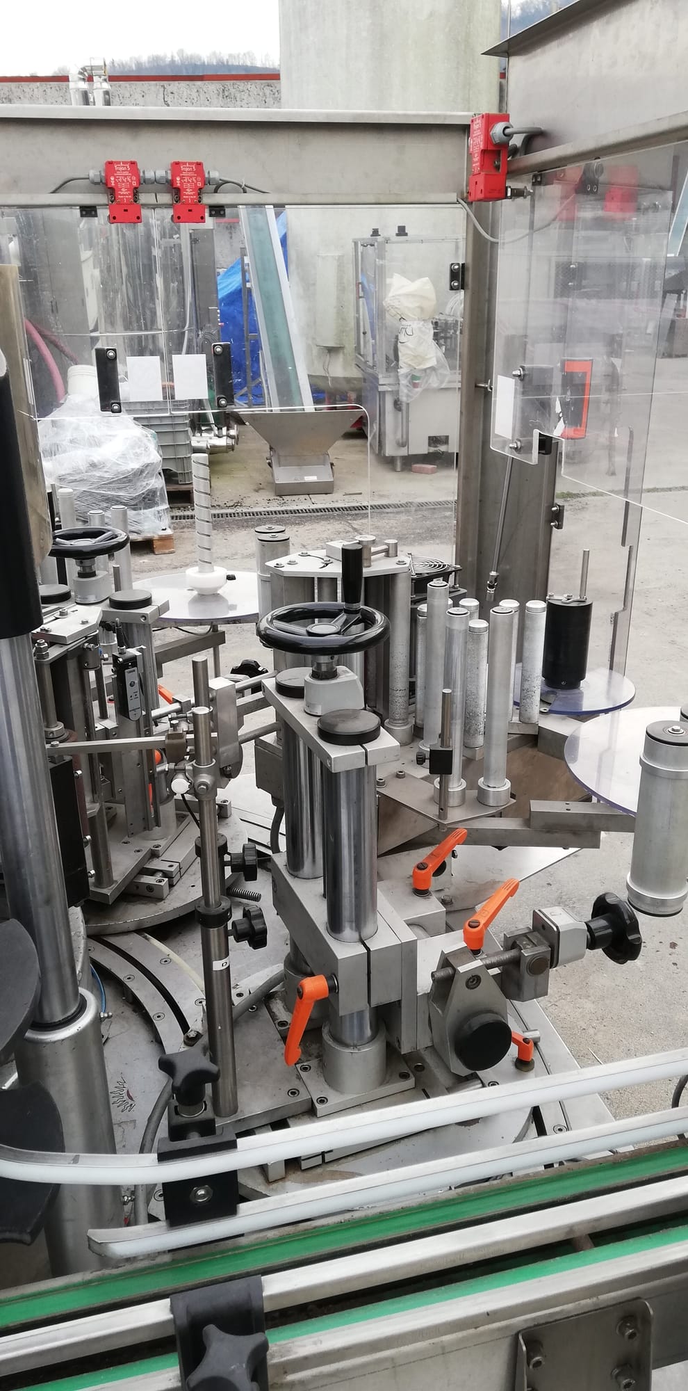 Kosme 9-head rotary labeller