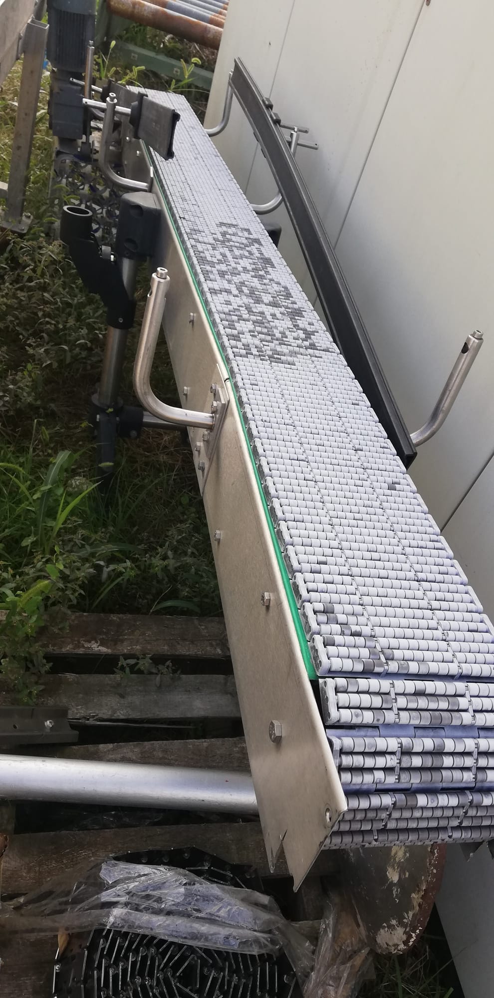 Stainless-steel case conveyors