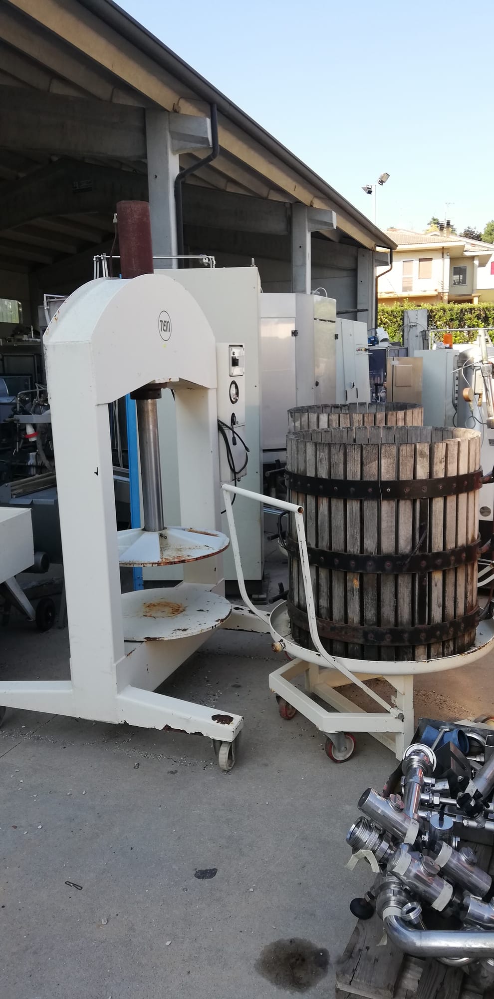 Automatic hydraulic piston press