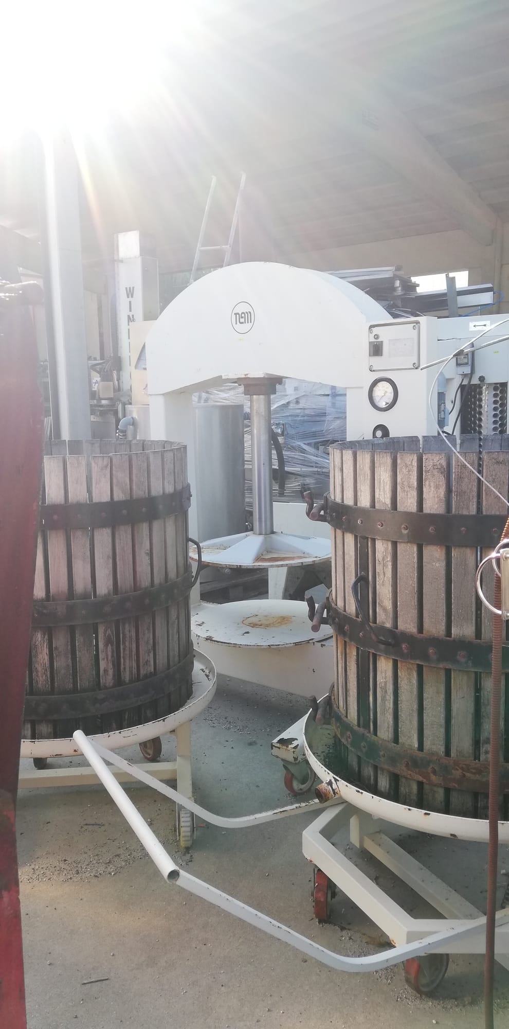 Automatic hydraulic piston press