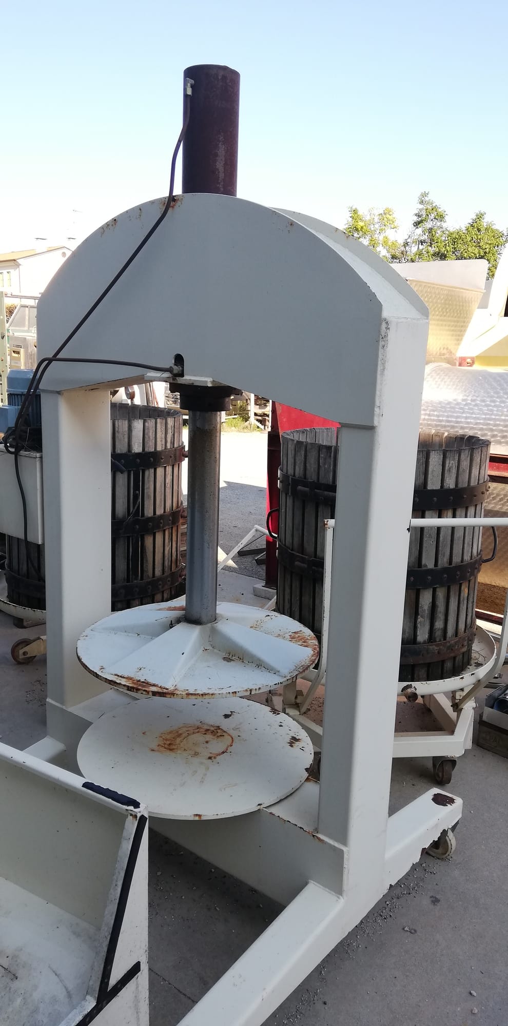 Automatic hydraulic piston press