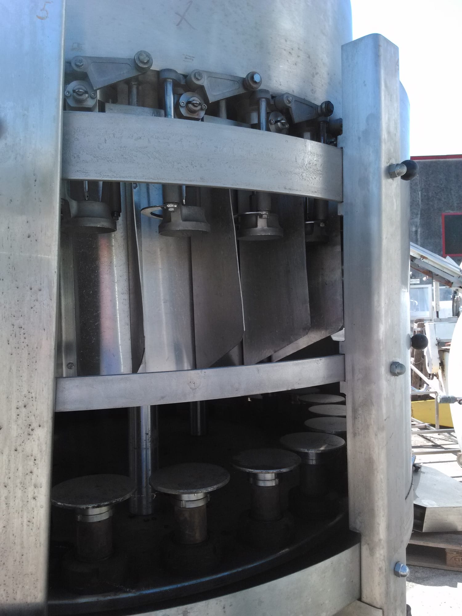 Cortellazzi 24-valve isobaric filler