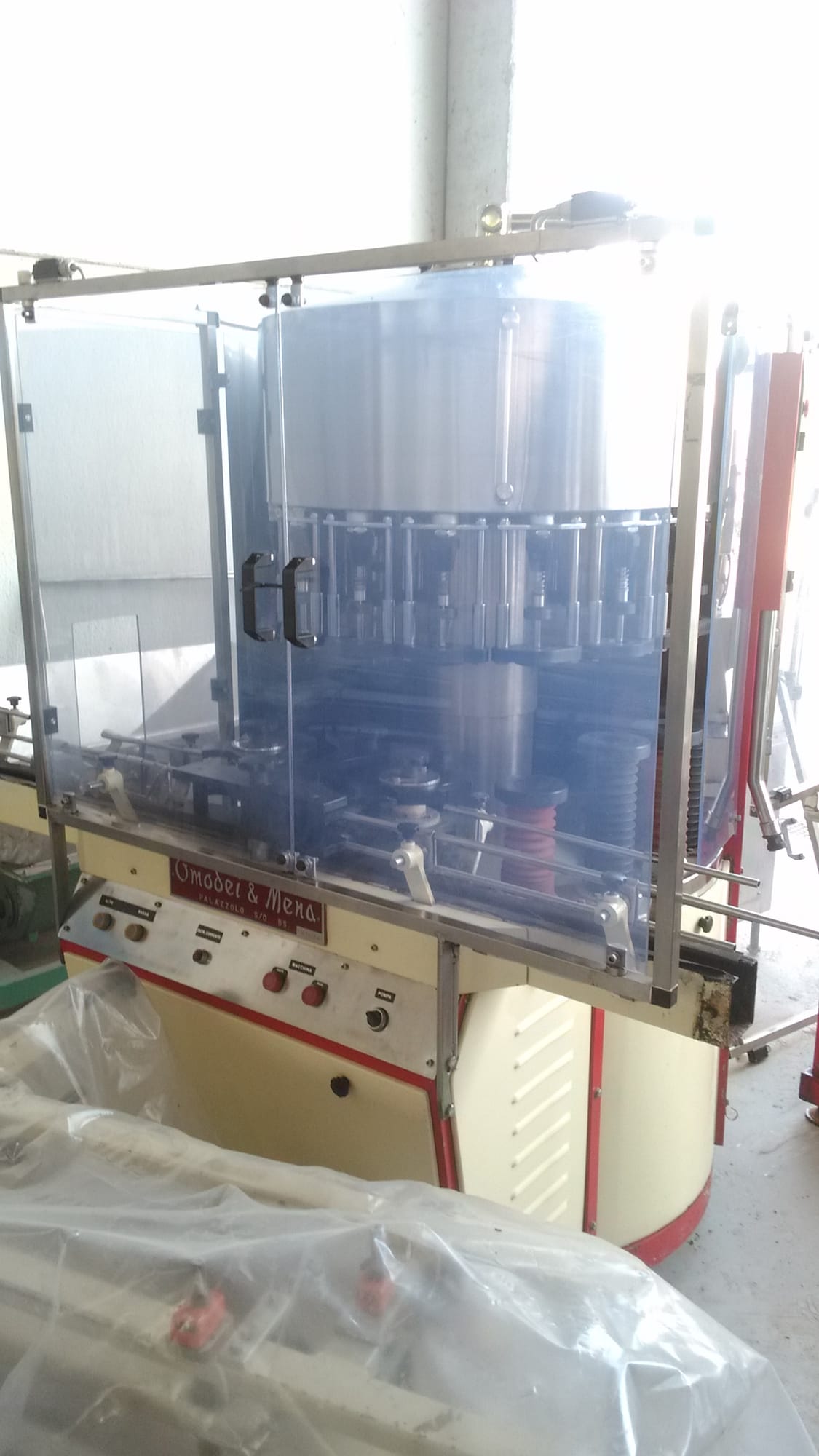 Omodei 16-valve gravity filler