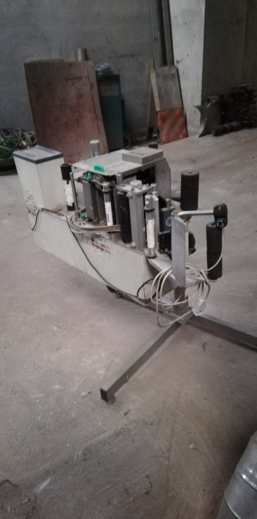 Self-adhesive labelling station for case sides