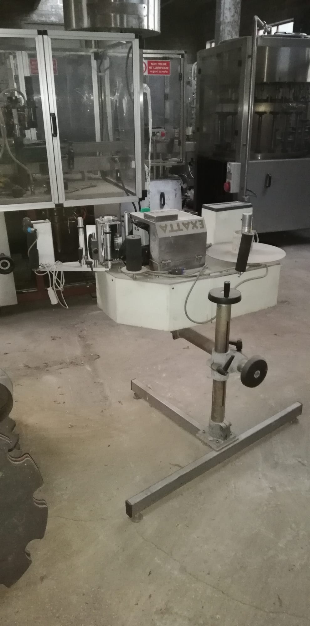 Self-adhesive labelling station for case sides