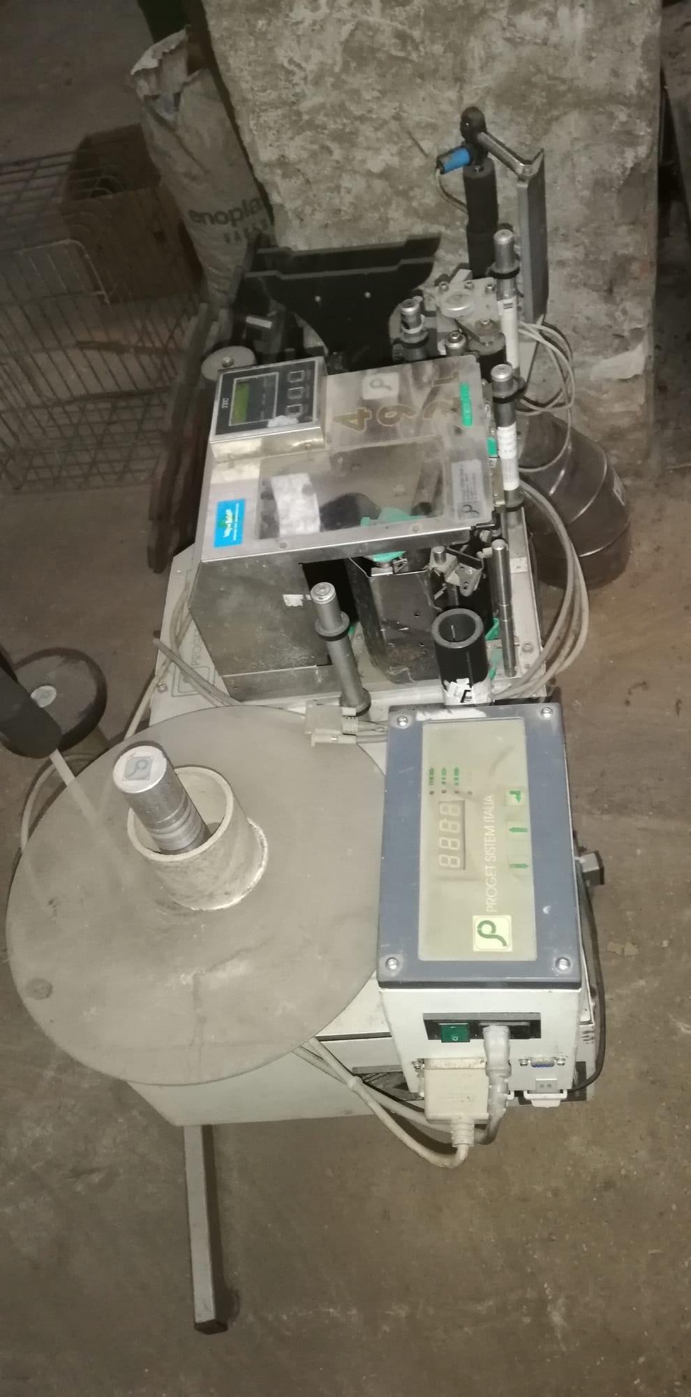 Self-adhesive labelling station for case sides