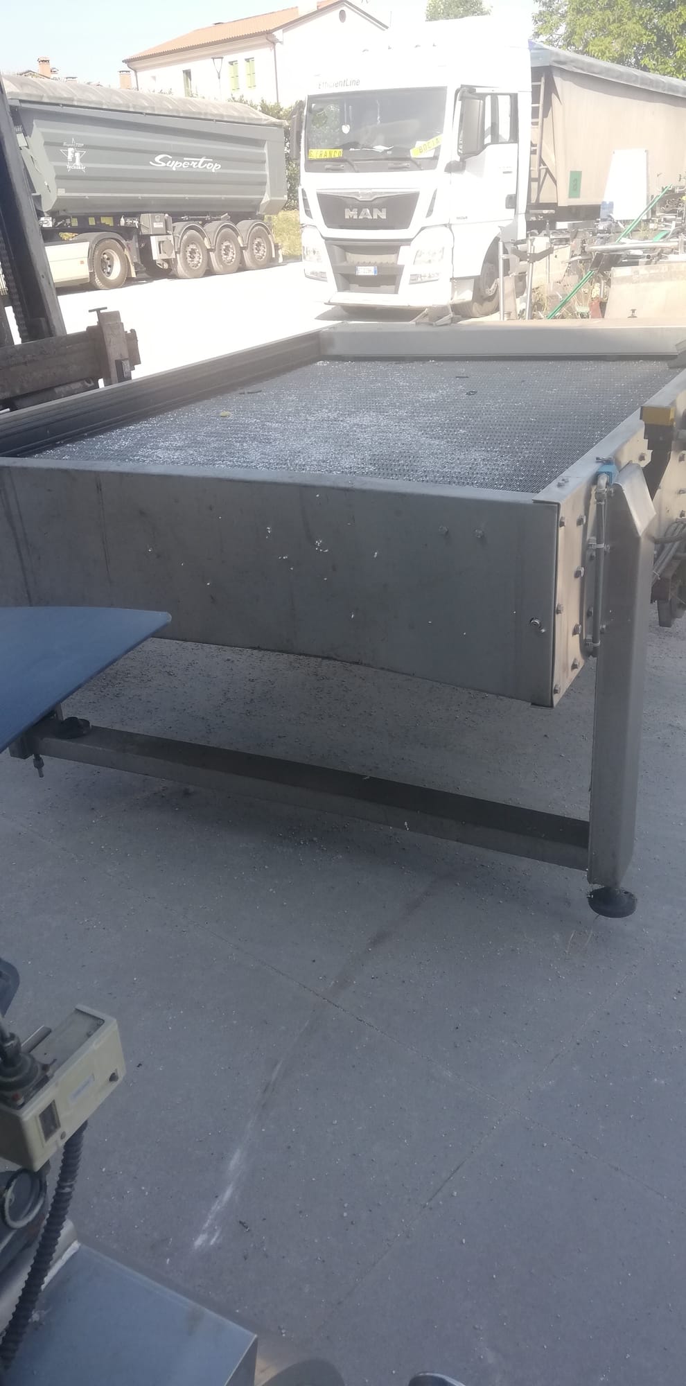 Bottle accumulation table