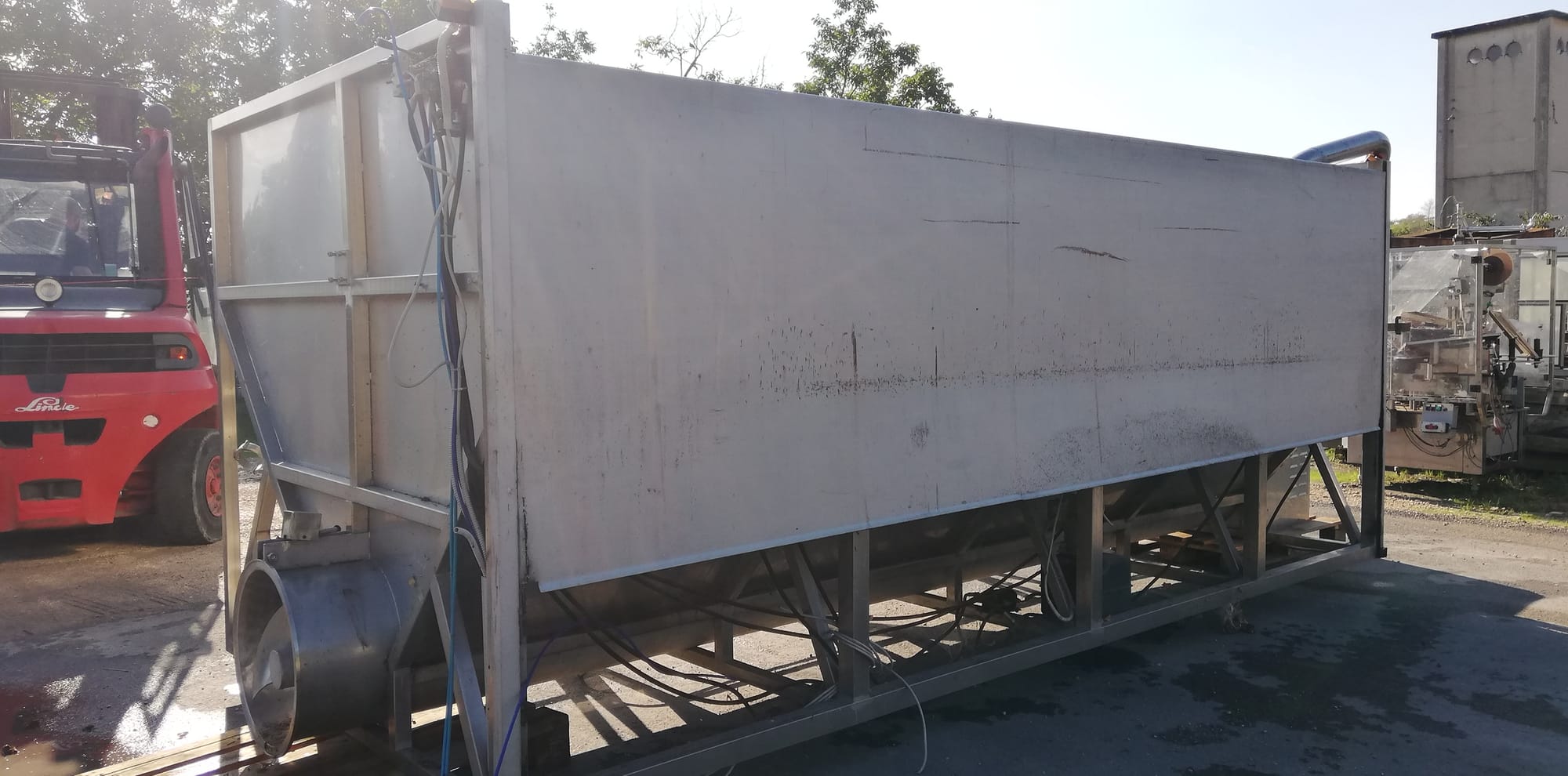 Grape receiving hopper with auger