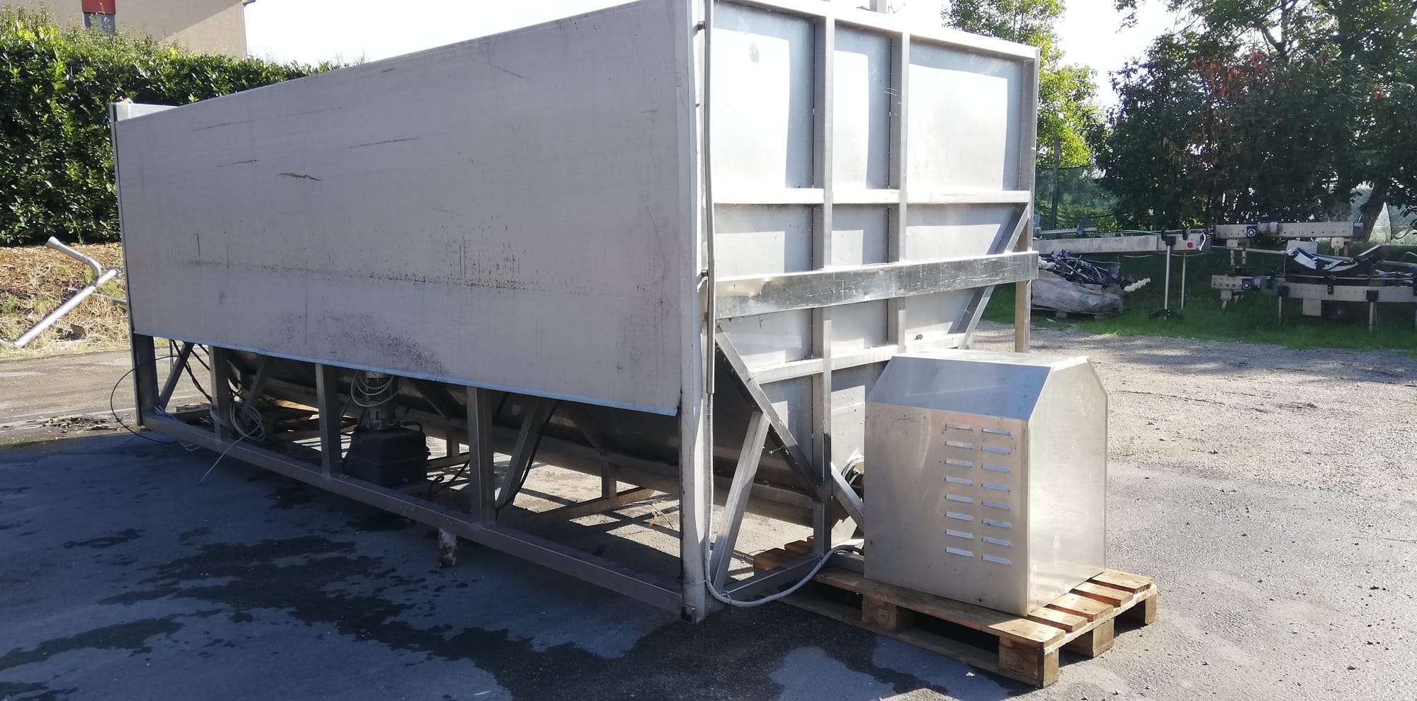 Grape receiving hopper with auger