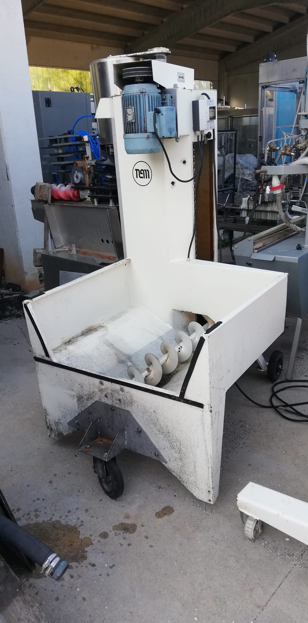 Grape hopper with vertical destemmer