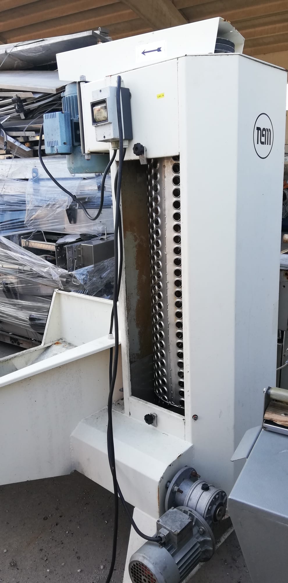 Grape hopper with vertical destemmer