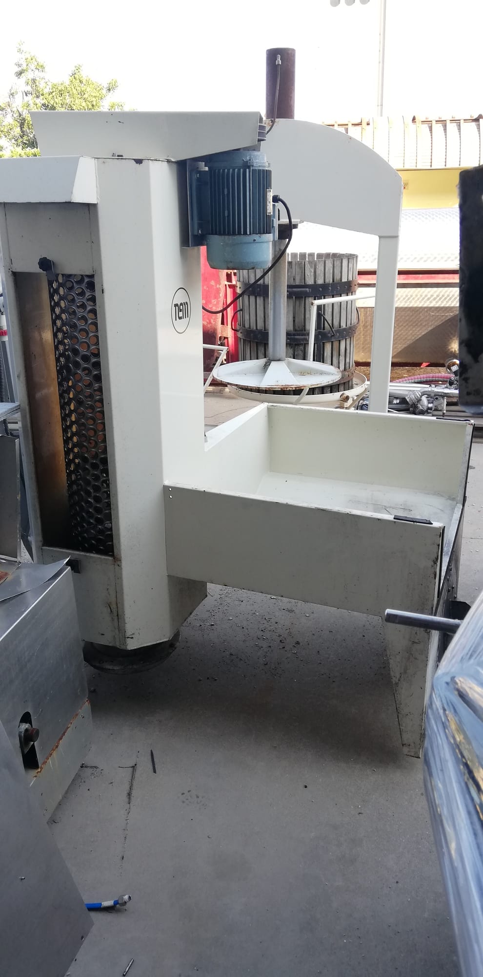 Grape hopper with vertical destemmer