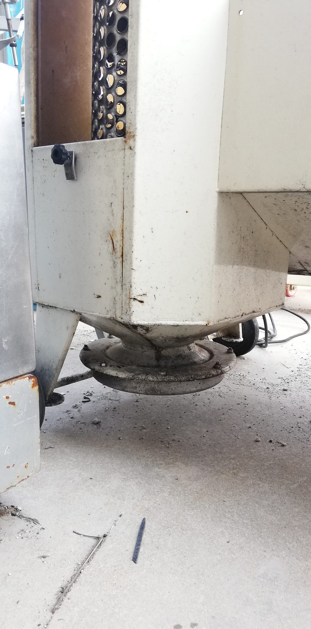 Grape hopper with vertical destemmer