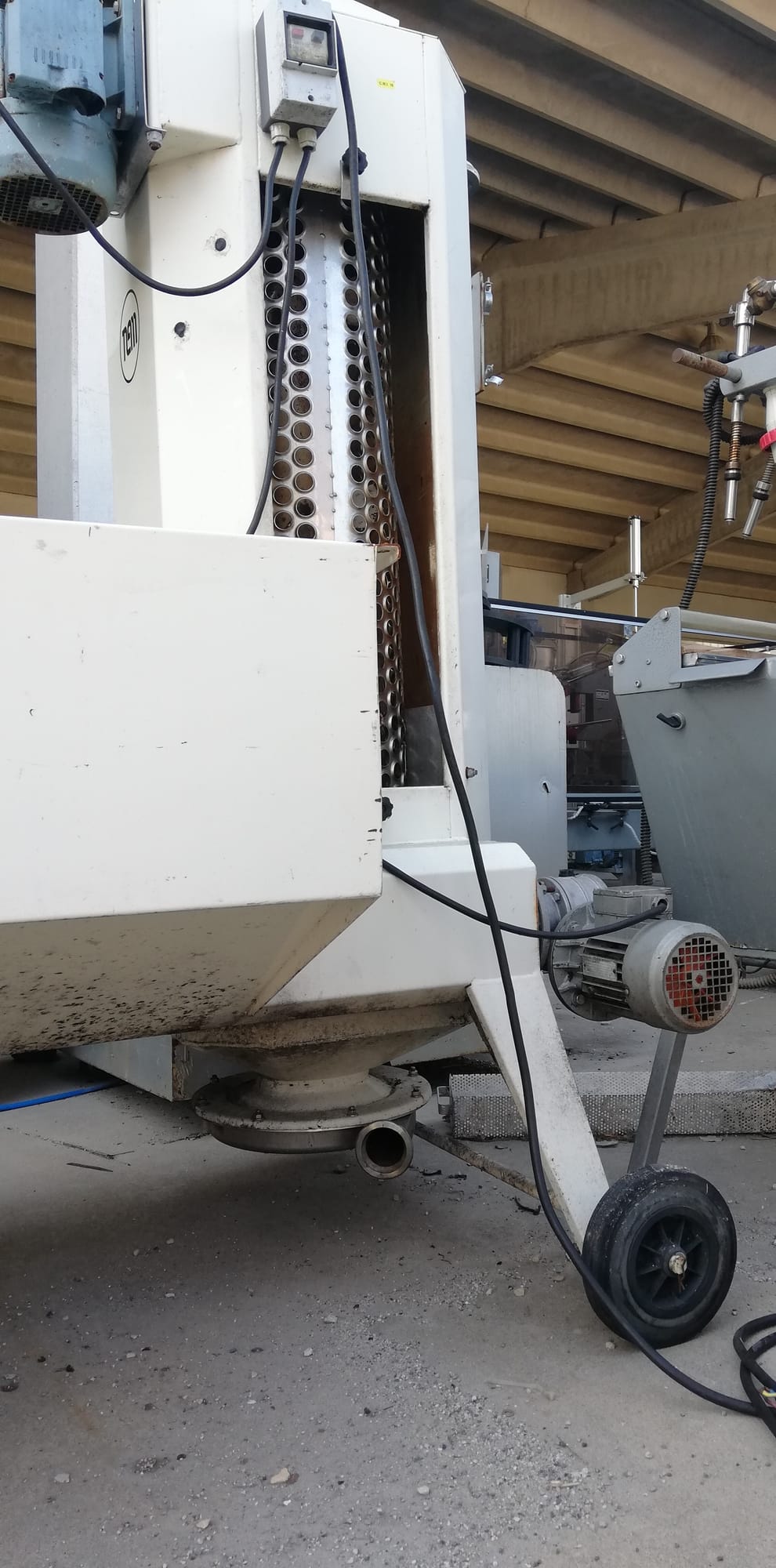 Grape hopper with vertical destemmer